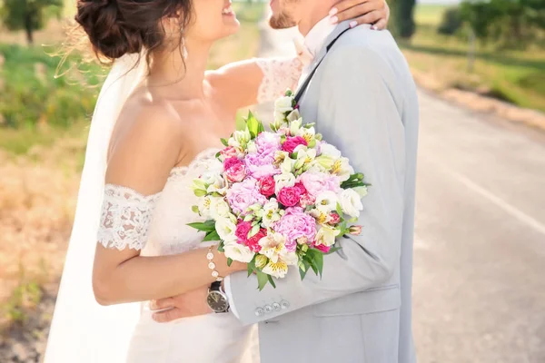 Gelukkige mooie paar op trouwdag, buitenshuis — Stockfoto