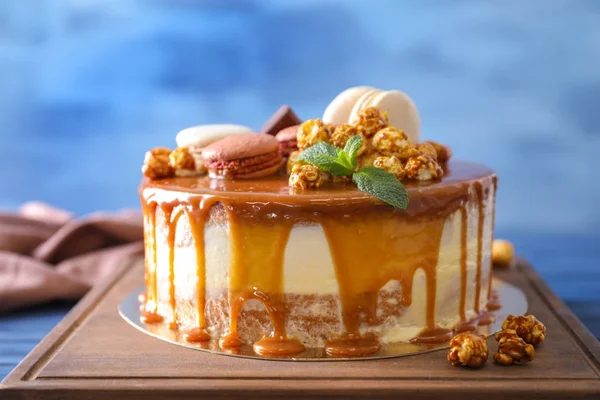 Délicieux Gâteau Caramel Bord Contre Mur Couleur — Photo