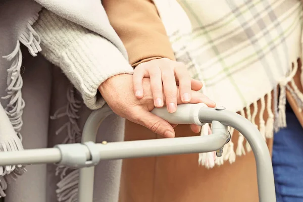 Seniorin Mit Gehgestell Und Junge Betreuerin Park Nahaufnahme — Stockfoto