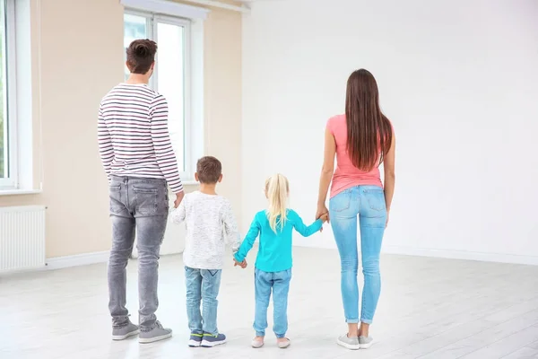 Família em sua nova casa — Fotografia de Stock