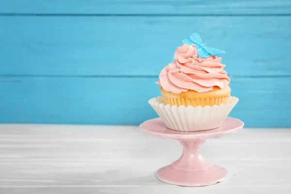 Ständer Mit Schönen Cupcake Auf Dem Tisch — Stockfoto