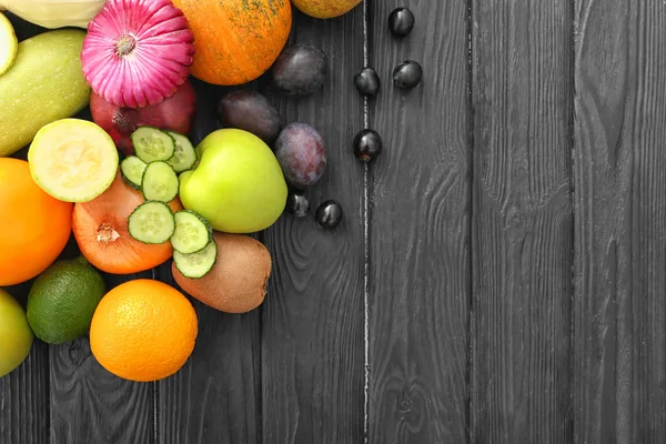 Διάφορα Φρούτα Και Λαχανικά Φόντο Ξύλινη — Φωτογραφία Αρχείου