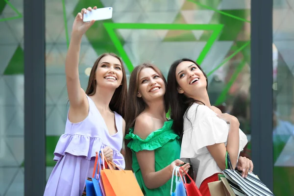 Mujeres jóvenes con bolsas de compras —  Fotos de Stock