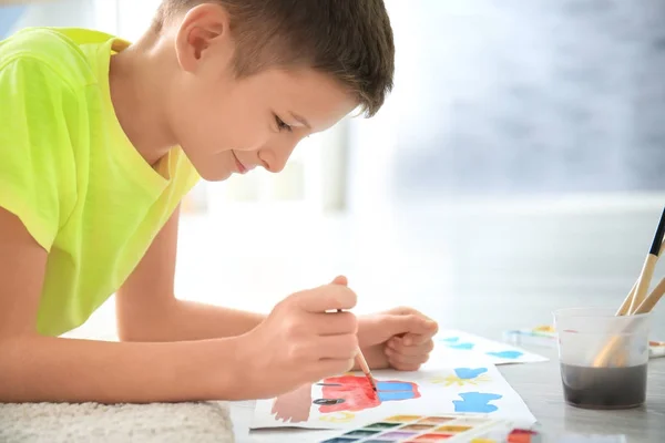 Malerei für kleine Jungen — Stockfoto