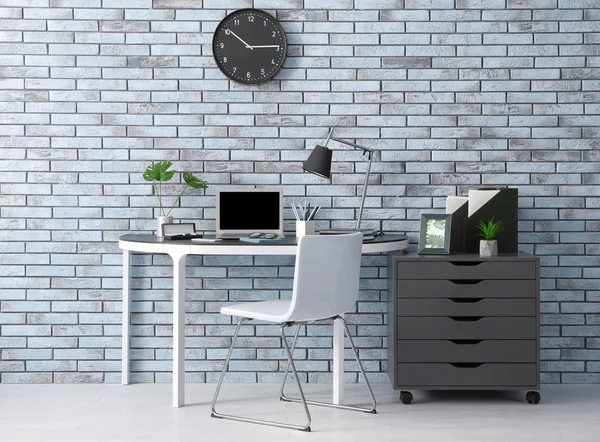 Dizüstü bilgisayar ile rahat çalışma alanı