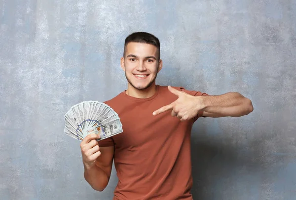 Šťastný Mladý Muž Penězi Barevném Pozadí — Stock fotografie