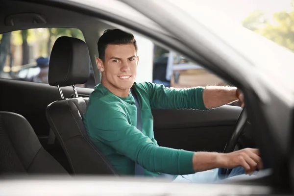 Uomo sul sedile del conducente — Foto Stock