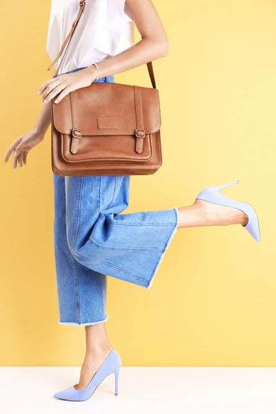 Jeune femme dans des chaussures élégantes — Photo