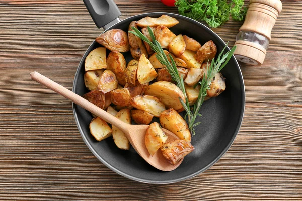 Tavă Cartofi Delicioși Rozmarin Masă Lemn — Fotografie, imagine de stoc