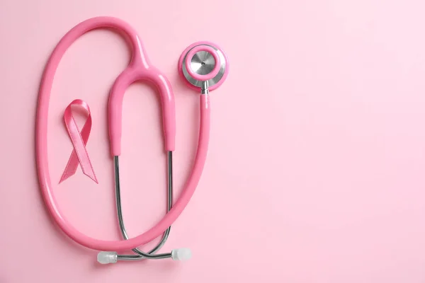 粉红色的丝带和听诊器的颜色背景 乳癌概念 — 图库照片