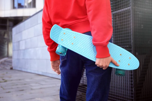 Hipster Meisje Met Skateboard Buitenshuis Close — Stockfoto