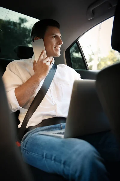 Unge man pratar i telefon — Stockfoto