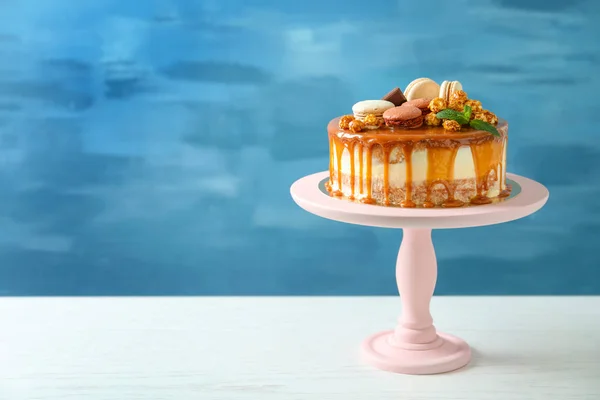 おいしいキャラメル ケーキ色の壁にテーブルの上に立つ — ストック写真