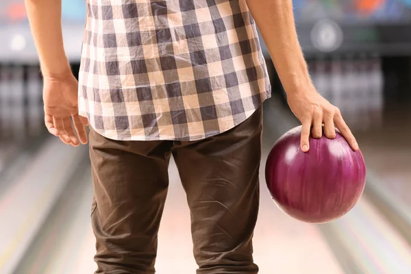 Młody człowiek w bowling club — Zdjęcie stockowe