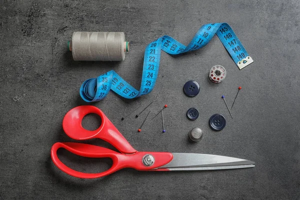 Accessoires voor afstemming op grijze tafel — Stockfoto