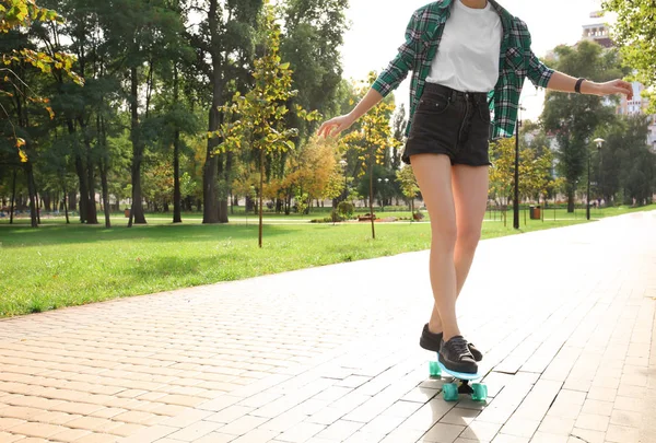 Hipster Dziewczyna Jazda Deskorolce Parku — Zdjęcie stockowe