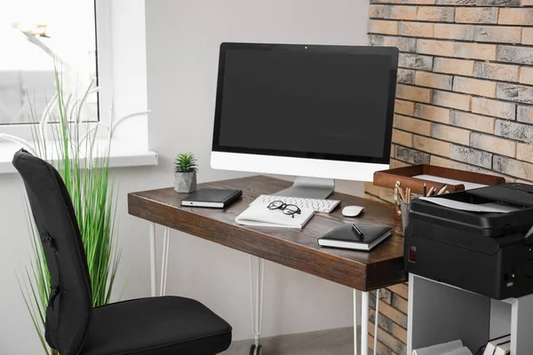 Comodo posto di lavoro con monitor — Foto Stock