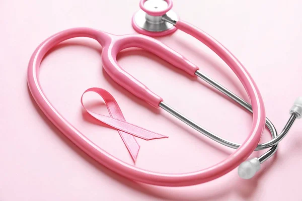 Rosa Bandet Och Stetoskop Färgbakgrund Breast Cancer Koncept — Stockfoto