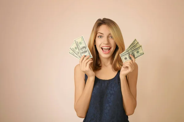 Mujer Joven Feliz Con Billetes Dólar Fondo Color — Foto de Stock