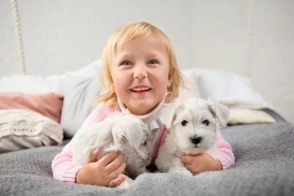 Petite fille mignonne avec des chiots — Photo