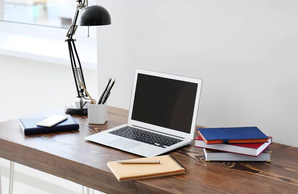 Cómodo lugar de trabajo con ordenador portátil —  Fotos de Stock