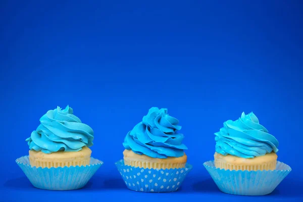 Sabrosos Cupcakes Sobre Fondo Color — Foto de Stock