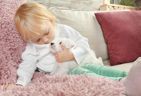 Piccola ragazza carina con cucciolo — Foto Stock
