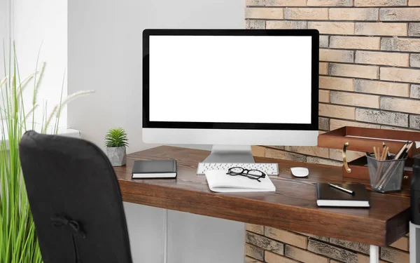 Comodo posto di lavoro con monitor — Foto Stock