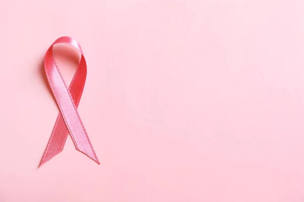 Pinkfarbenes Band Auf Farbigem Hintergrund Brustkrebs Konzept — Stockfoto