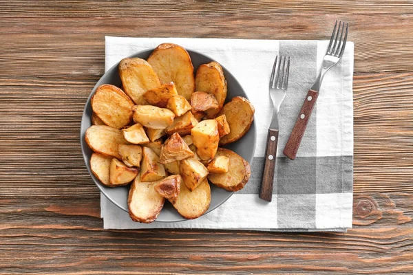 Prato Com Deliciosas Batatas Alecrim Assadas Mesa Madeira — Fotografia de Stock