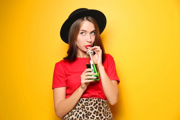 Attraktiva Hipster Flicka Med Drink Färg Bakgrunden — Stockfoto