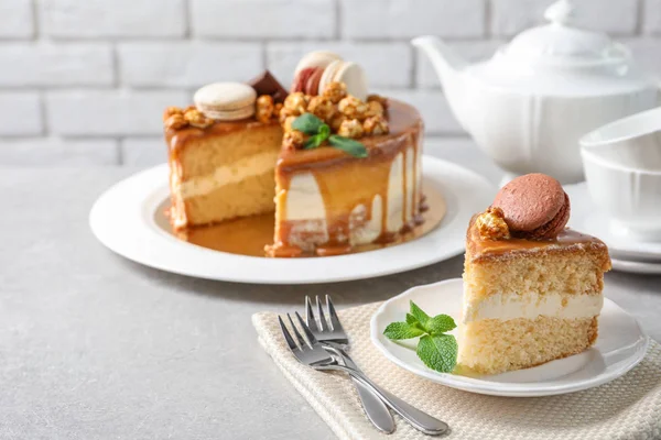 Teller Mit Leckerem Karamellkuchen Auf Tisch Gegen Ziegelwand — Stockfoto