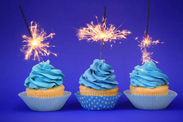 Tasty Cupcakes Sparklers Color Background — Stock Photo, Image
