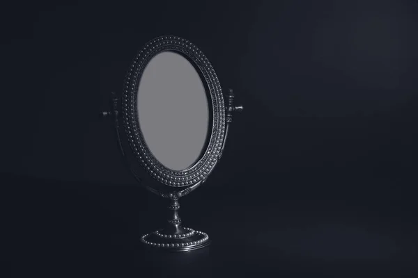 Vintage pequeno espelho no fundo preto — Fotografia de Stock