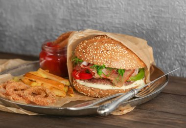 Prosciutto tablo ile lezzetli burger
