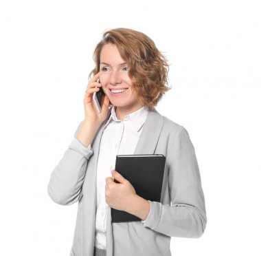 Beyaz arka plan karşı cep telefonu konuşurken kadın Yöneticisi