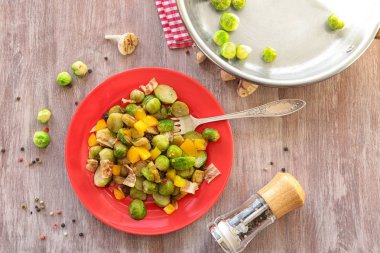 Ahşap masa salataya plaka nefis brussel ile lahanası