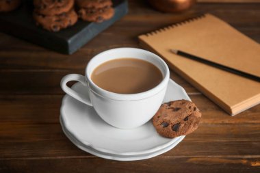 Ahşap masa üzerinde lezzetli kahve ile seramik kupa