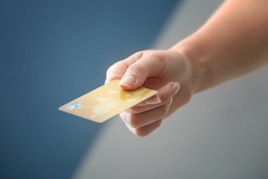 Kredi kartı ile kadının el