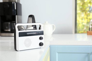 Mutfak masasının üzerinde şık radyo alıcısı