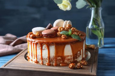 Tahta masada lezzetli karamelli pasta ile