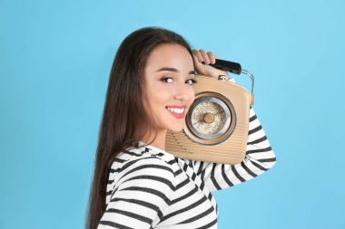 genç kadın radyo dinleme
