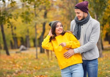 Sonbahar günü Park'ta genç Çift