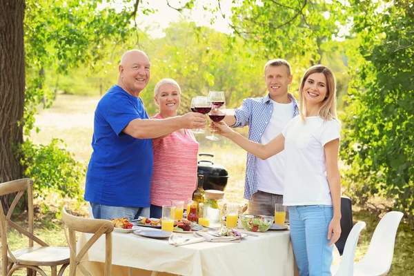 Bonne famille faisant la fête barbecue en plein air — Photo