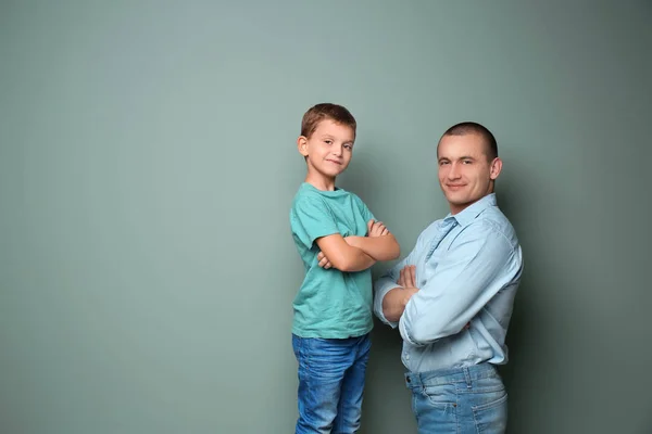Dad and his son on color background — Stock Photo, Image