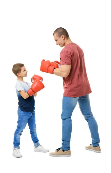 Papai e seu filho em luvas de boxe no fundo branco — Fotografia de Stock