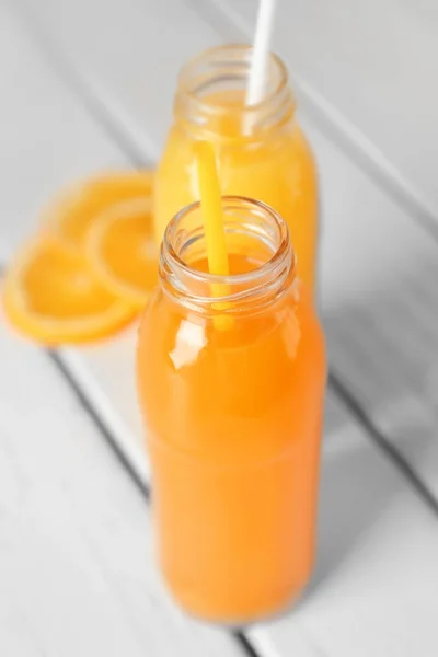 Бутылки с фруктовыми соками на столе — стоковое фото