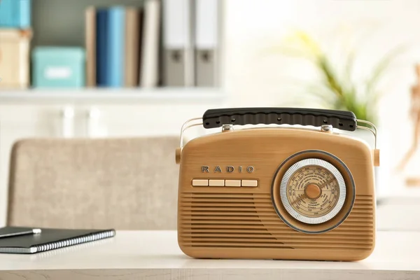 Stylové rádio přijímač v tabulka sady office — Stock fotografie