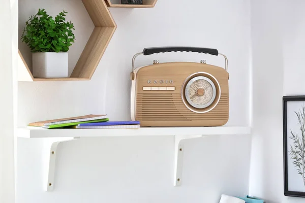 Rádio retro na prateleira no quarto — Fotografia de Stock