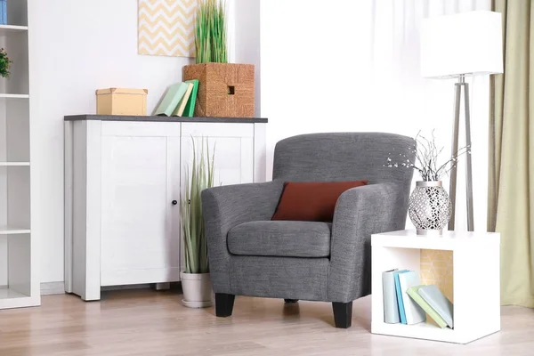 Красивый интерьер с креслом и подушкой — стоковое фото